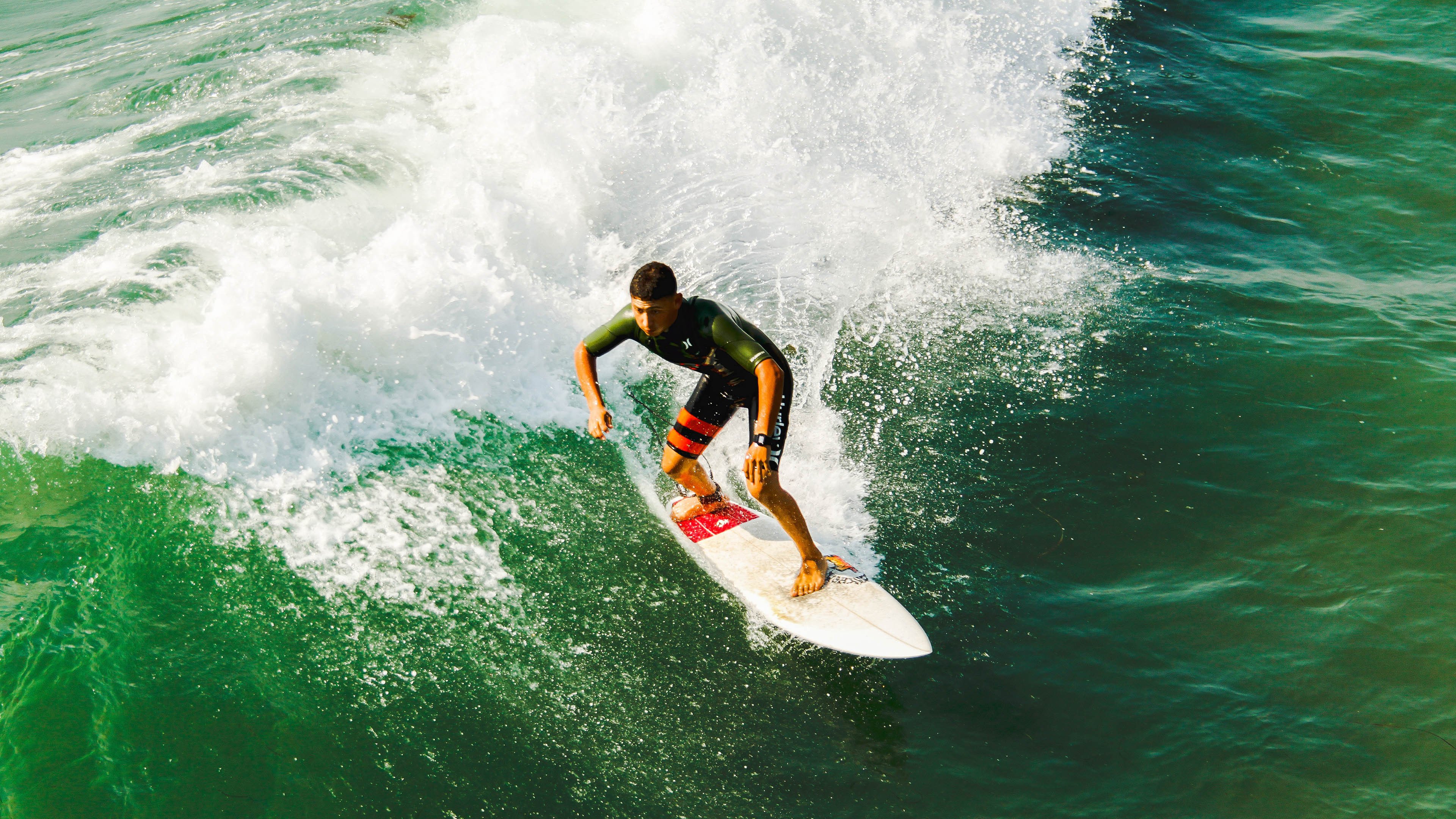 爱游戏tv-F1街道赛之夜，阿圭罗节奏完全掌控